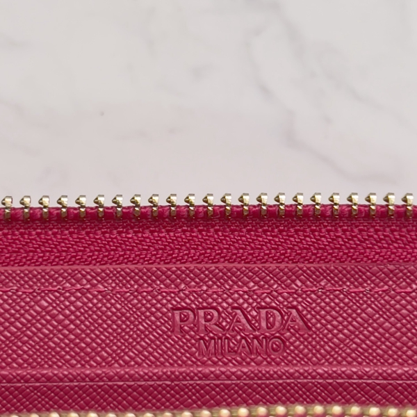 プラダ財布コピー着用イメージ